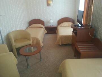 Фото номера Трехместный номер Отель Hotel Perperikon г. Кырджали 2