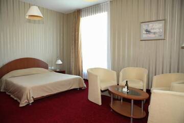 Фото номера Двухместный номер Делюкс с 1 кроватью и ванной Отель Hotel Perperikon г. Кырджали 3