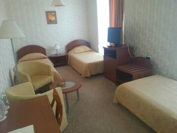 Фото номера Трехместный номер Отель Hotel Perperikon г. Кырджали 3