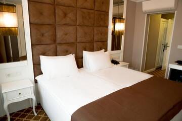 Фото номера Двухместный номер с 1 кроватью или 2 отдельными кроватями Отель Hotel Arpezos г. Кырджали 10