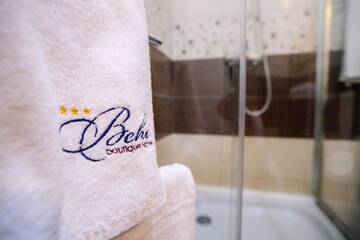 Фото номера Двухместный номер с 1 кроватью и балконом Отель Boutique Hotel Behi г. Кырджали 17
